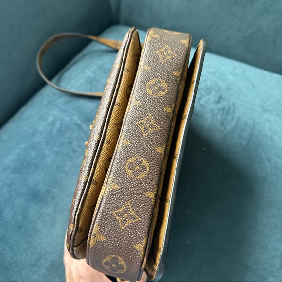 Louis Vuitton Pochette Metis Reverse Monogram Canvas - Picture 7 of 15